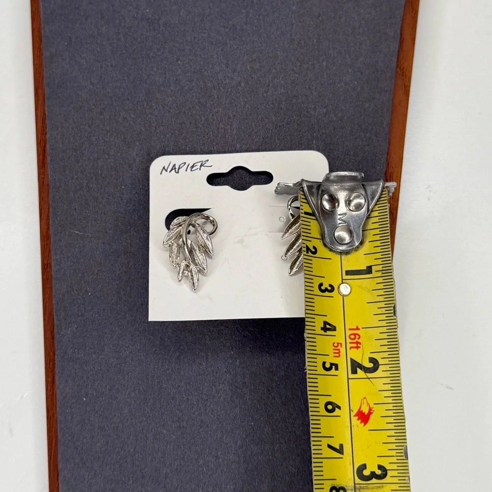 VTG Napier Silver Leaf Earrings Mid-Century Screw Back Clip On Botanical Jewelry - Picture 7 of 7